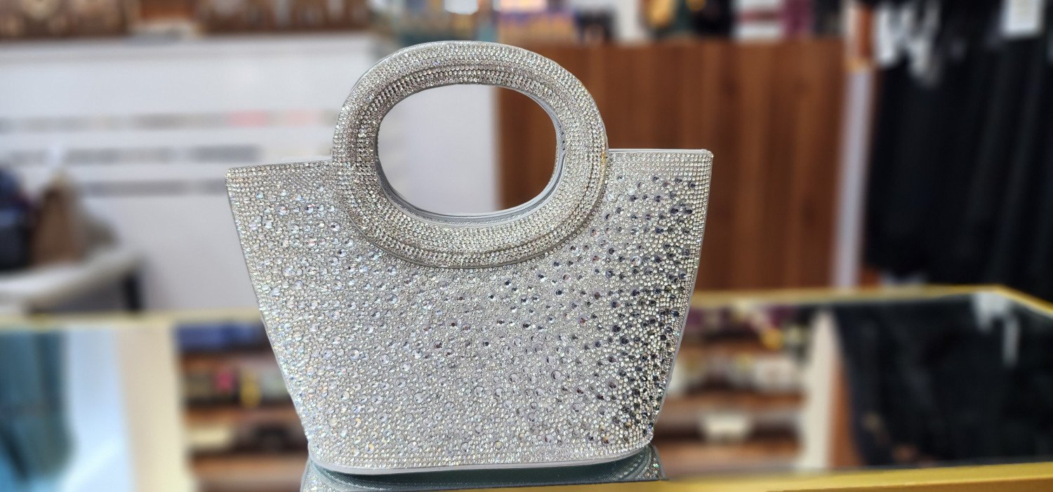 حقيبة سهرة نسائية من Chrisbella مزينة بأحجار الراين.